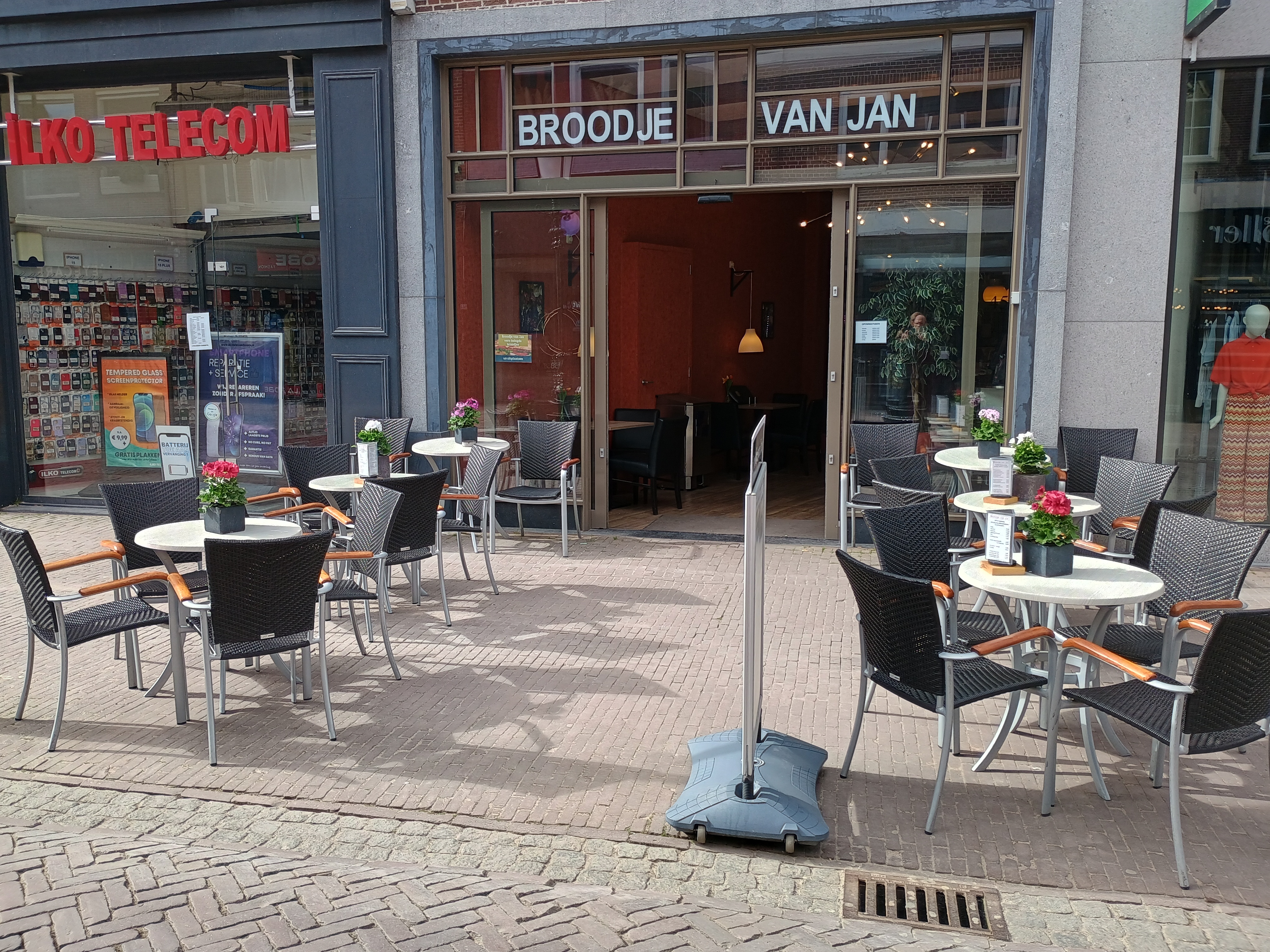 Assortiment verse broodjes en beleg